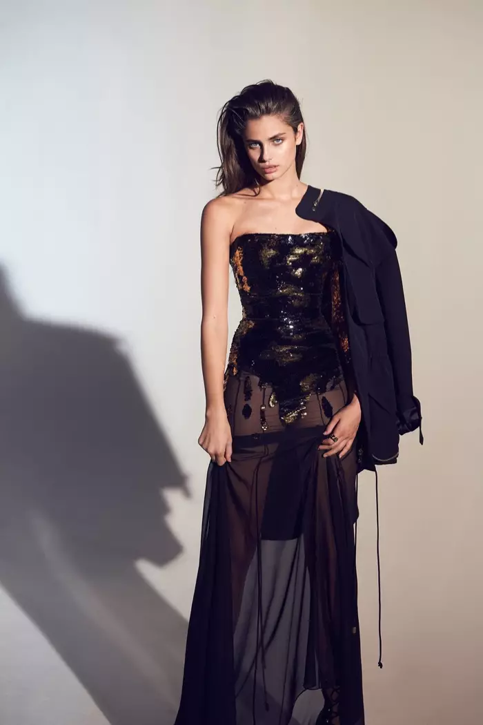 Alexandre Vauthier Frühjahr 2017: Taylor Hill modelliert ein transparentes Kleid mit paillettenbesetztem Oberteil