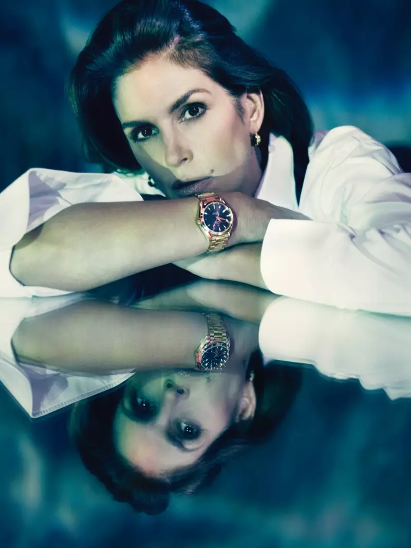 Cindy Crawford anaigiza katika kampeni ya Omega Watches