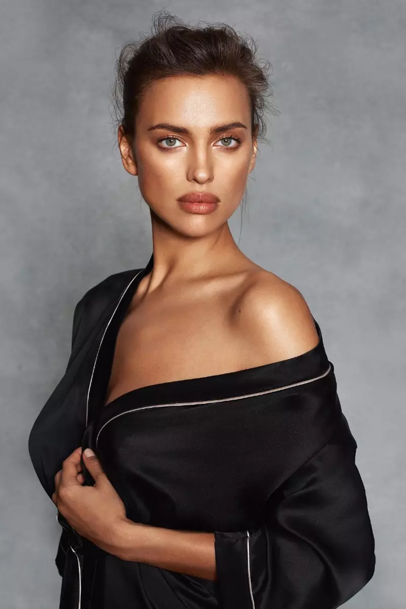 Irina Shayk, Intimissimi saten bornoz giyiyor