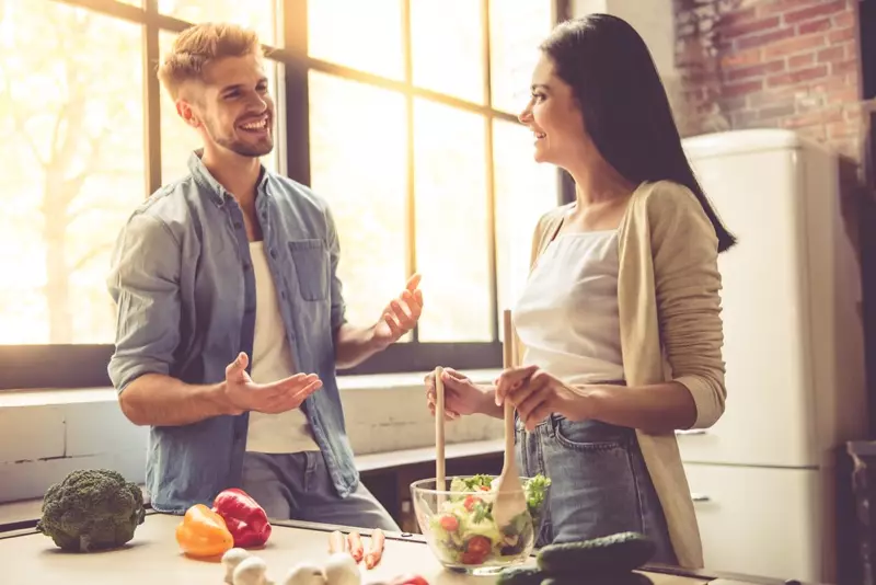 Sorridente Coppia Attraente Parlando Insalata Cucina Cibo