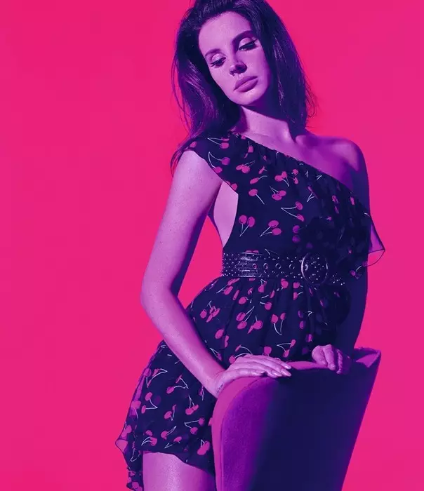 Lana Del Rey Wears Spring 2015 Pilari lalaki sejen