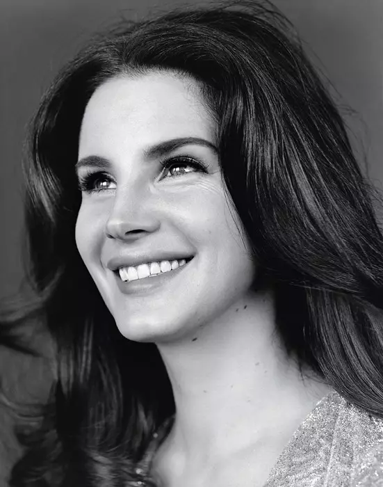 Lana è tutta sorrisi per questa foto in bianco e nero.