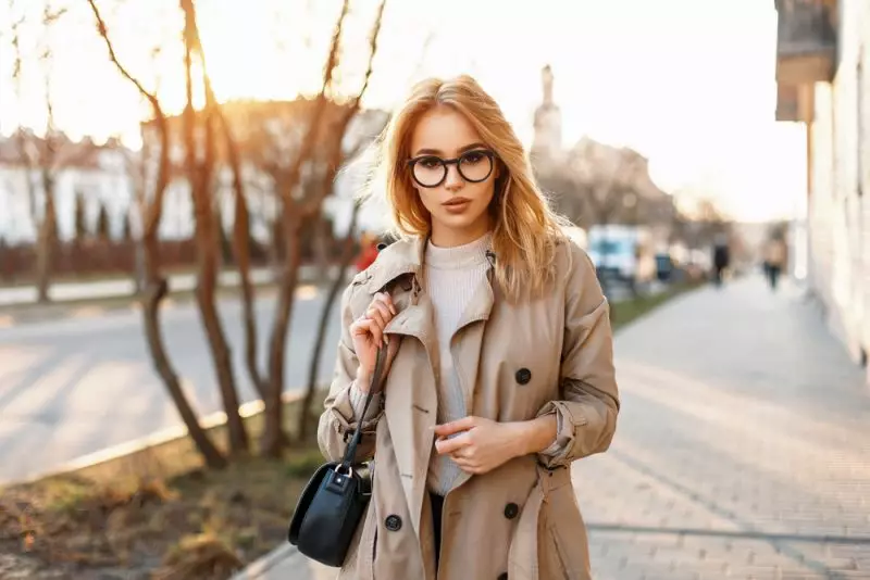 femme lunettes trench