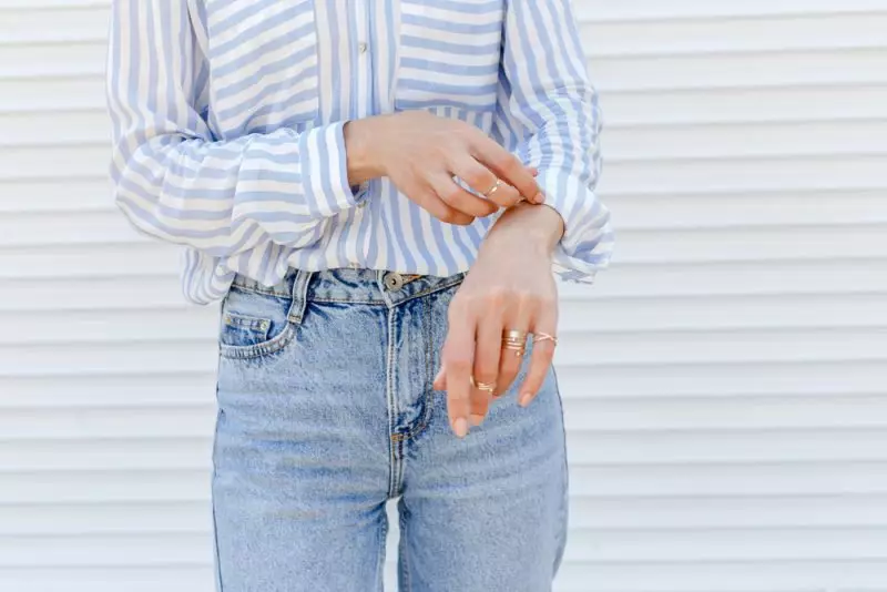 Close-up Vrouw Ringen Jeans Gestreept Shirt