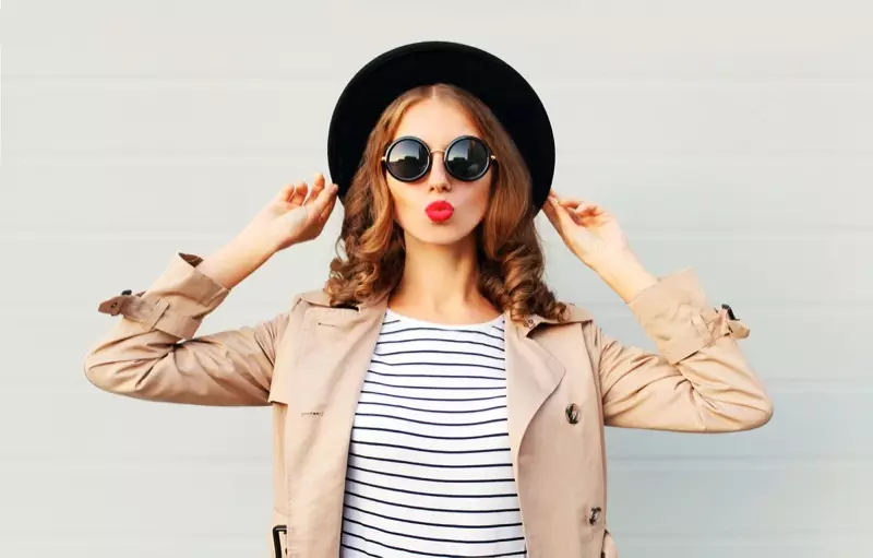 महिला कोट धूप का चश्मा धारीदार शर्ट टोपी