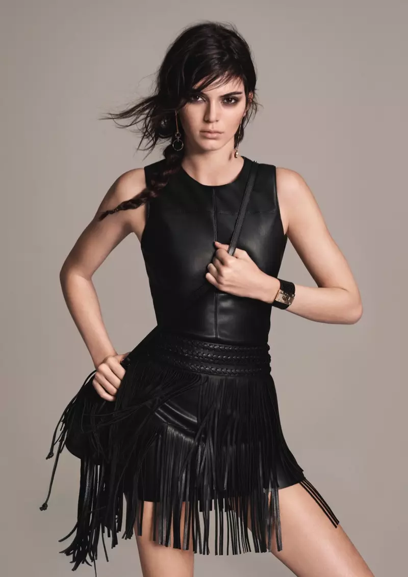 Kendall modela un top de pell i una minifaldilla de serrells de Mango