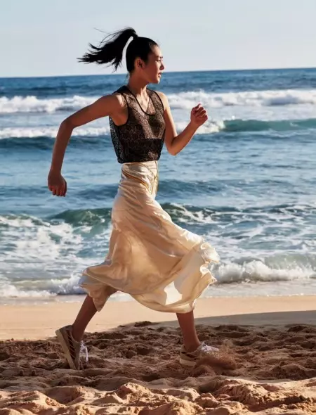 Liu Wen Trafas la Strandon en 90aj Inspirita Modo por ELLE Ĉinio