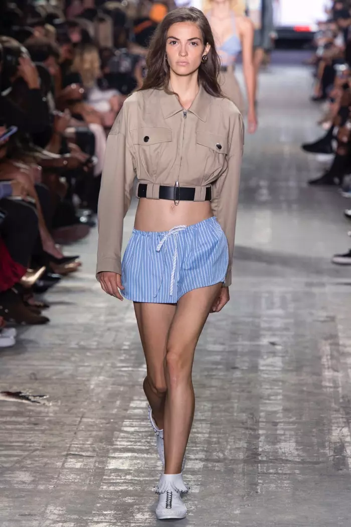 Alexander Wang Spring 2017: mohlala o tsamaea ka baki ea khaki e khaotsoeng le marikhoe a methalo a pajama a nang le li-sneakers tse tšoeu