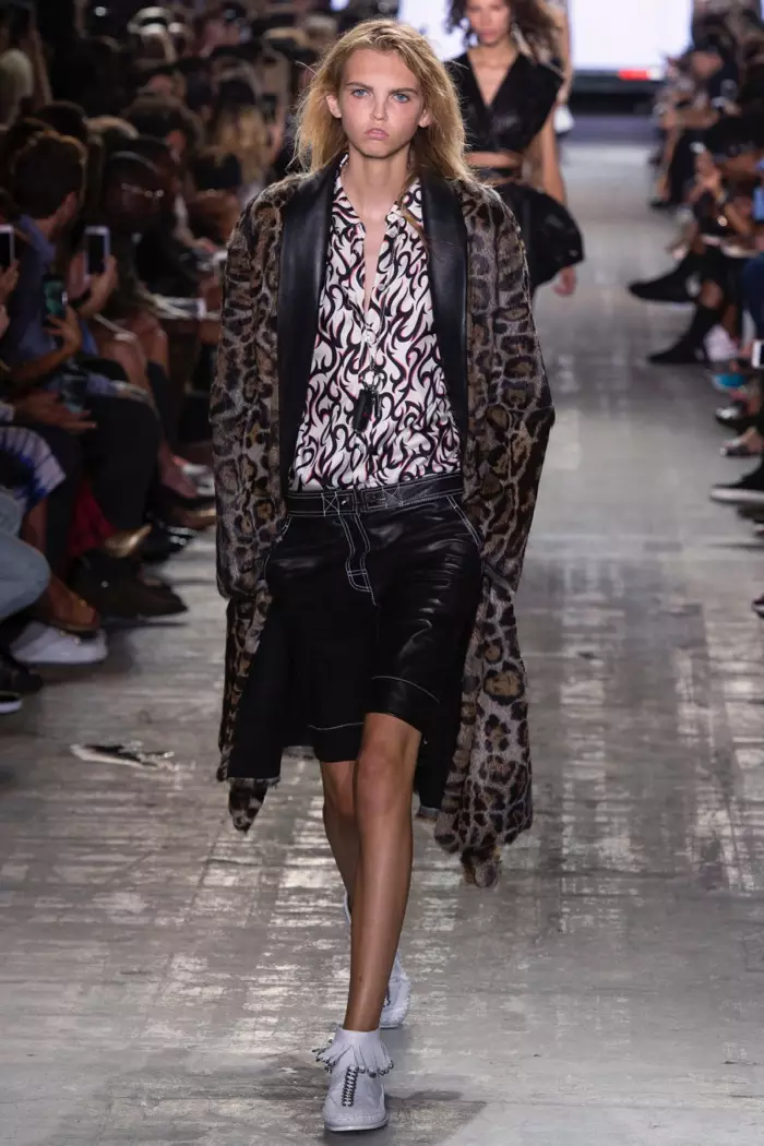 Alexander Wang Rebbiegħa 2017: Molly Blair timxi fuq ir-runway bil-kowt stampat tal-leopard, qmis stampat u xorts tal-ġilda Bermuda