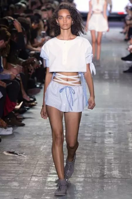 Alexander Wang celebra o estilo de surf para a primavera de 2017