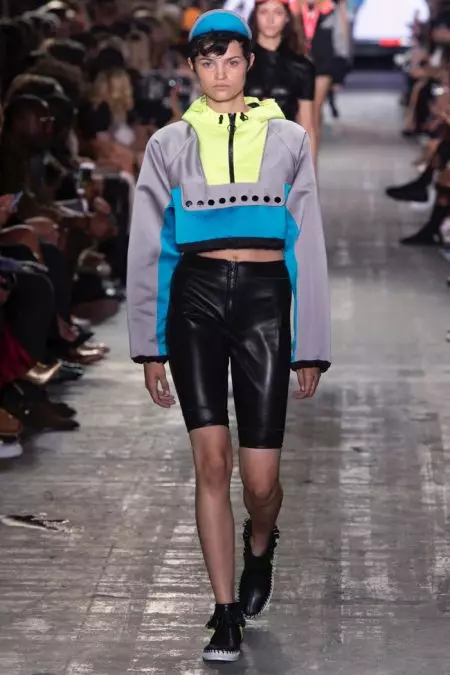 Alexander Wang celebra lo stile del surf per la primavera 2017