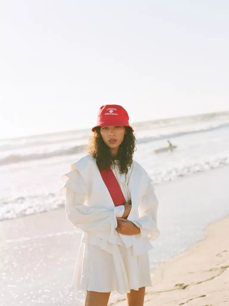 Alice Metza Cosmopolitan Jerman Guy Lowndes Beach Editorial