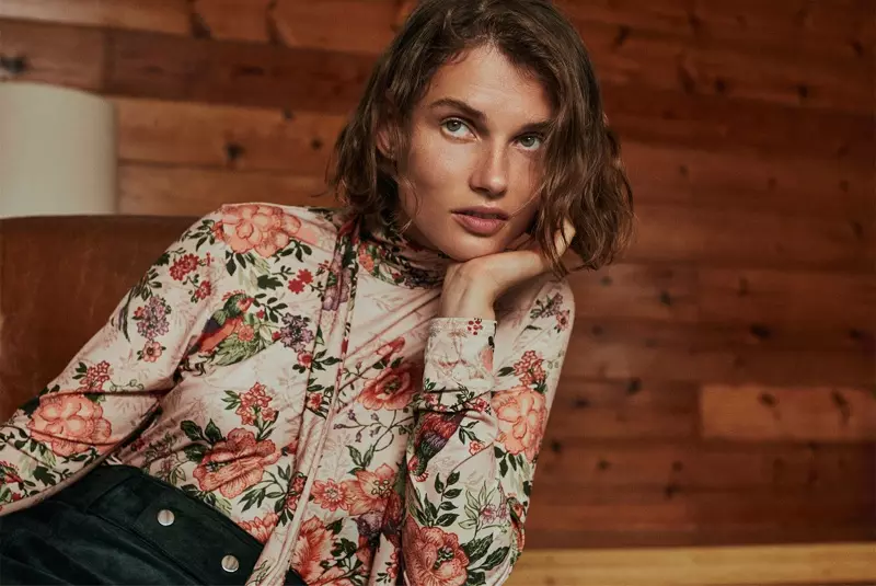 Giedre Dukauskaite ma na sobie T-shirt Zara Floral Bow i zamszową spódniczkę mini