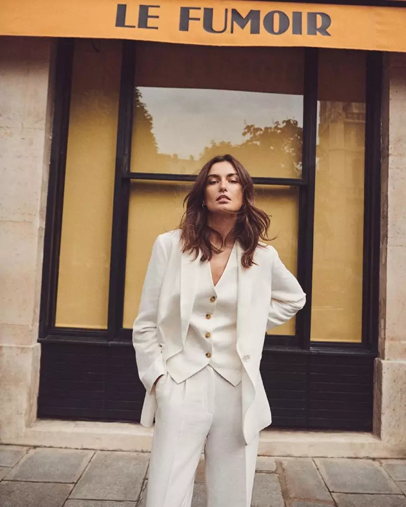 Andreea Diaconu se hodí do minimalistických stylů Massima Duttiho z léta 2021.