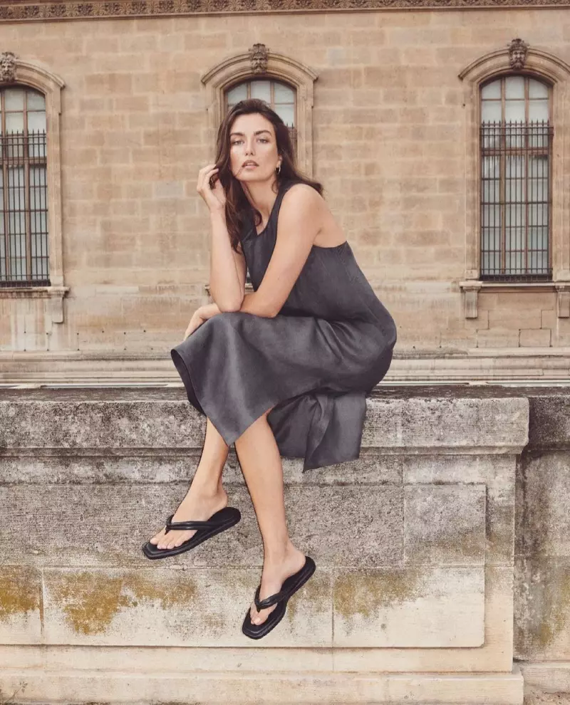 Model Andreea Diaconu poseer in Massimo Dutti Perfect Companion somer 2021-hoofartikel.