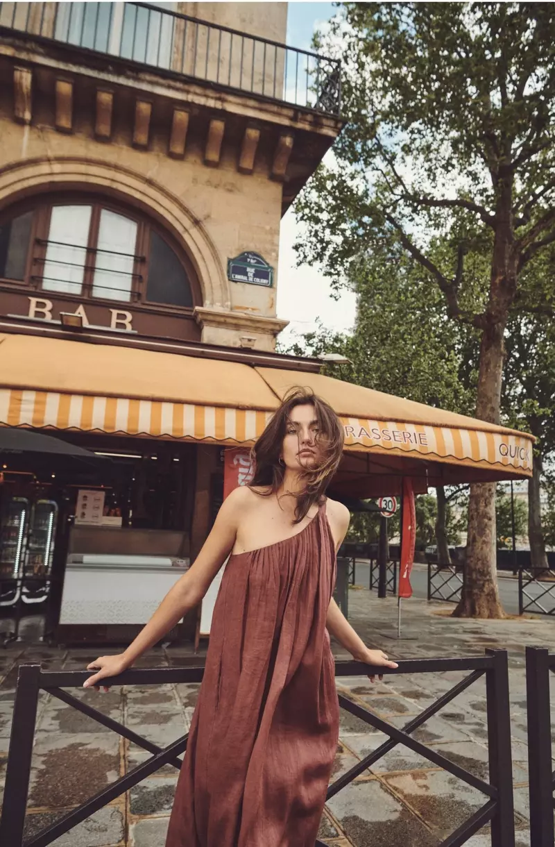 Si Andreea Diaconu ay nag-pose sa Massimo Dutti na asymmetric na damit.