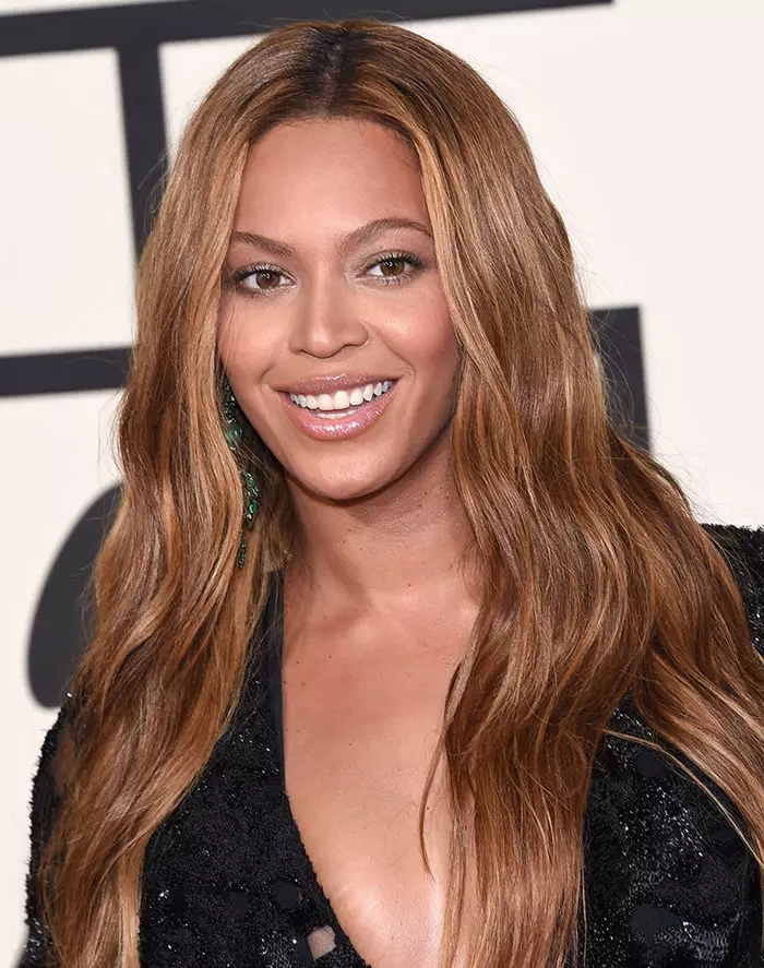 Laulaja Beyonce esittelee brondin tummemman puolen vaaleanruskeilla ja auringon suutelemilla blondeilla. Kuva: DFree / Shutterstock.com