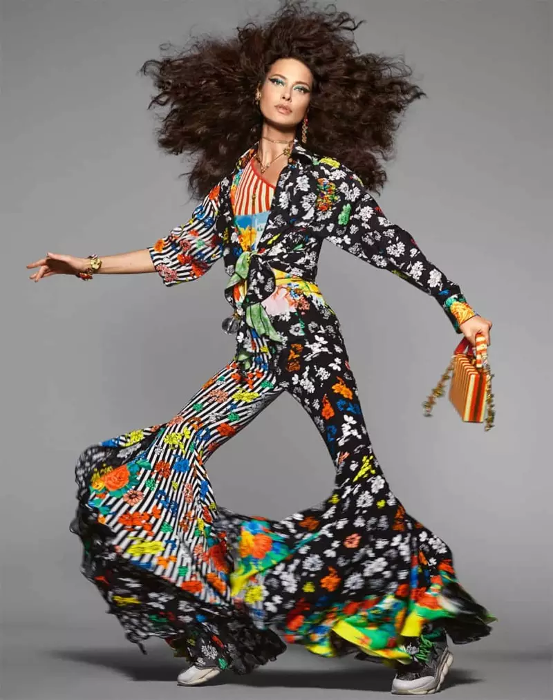 Shalom Harlow stjer yn Versace maitiid-simmer 2019 kampanje