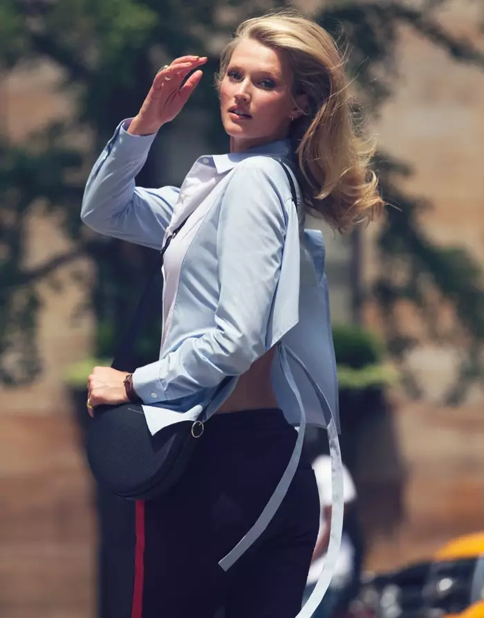 Toni Garrn modellen Tome shirt, Joseph broek en Victoria Beckham tas