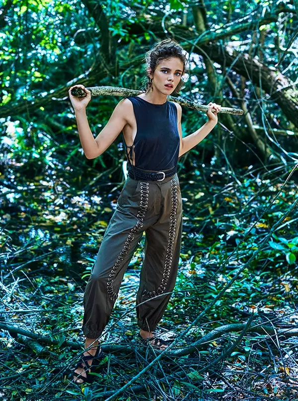 Jena poseert in het bos en draagt een uitgesneden top met een Fendi-broek met metalen versieringen