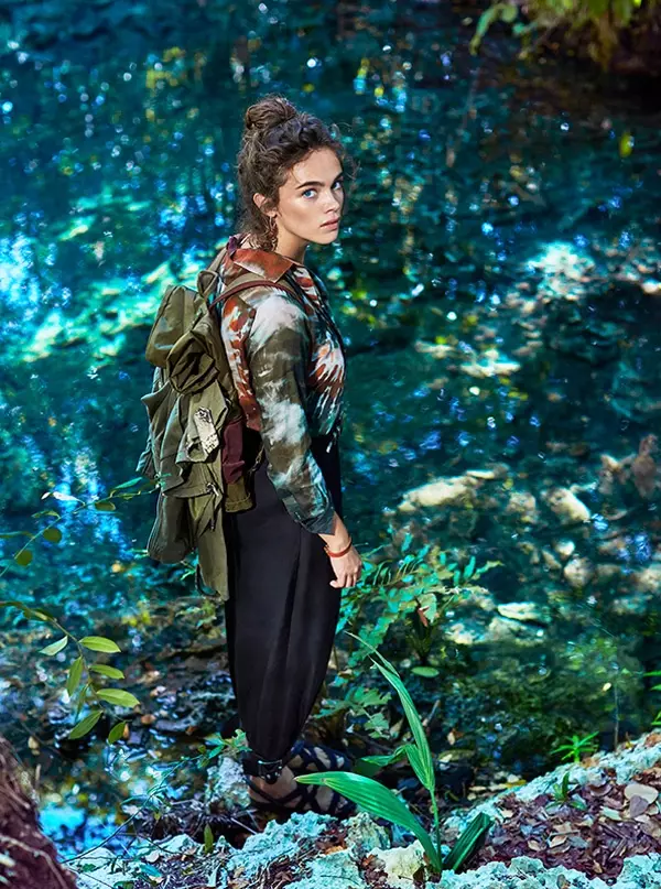 Nakuha sa labas, si Jena Goldsack ay nagsusuot ng Valentino jacket na may camouflage na mukhang print