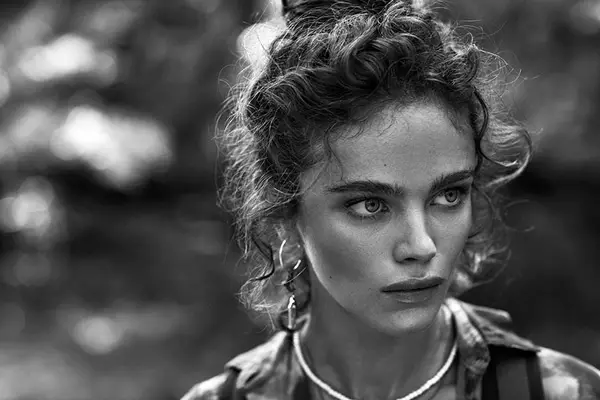 Jena Goldsack draagt haar haar in een golvende opgestoken haar en verbluft in deze zwart-witfoto