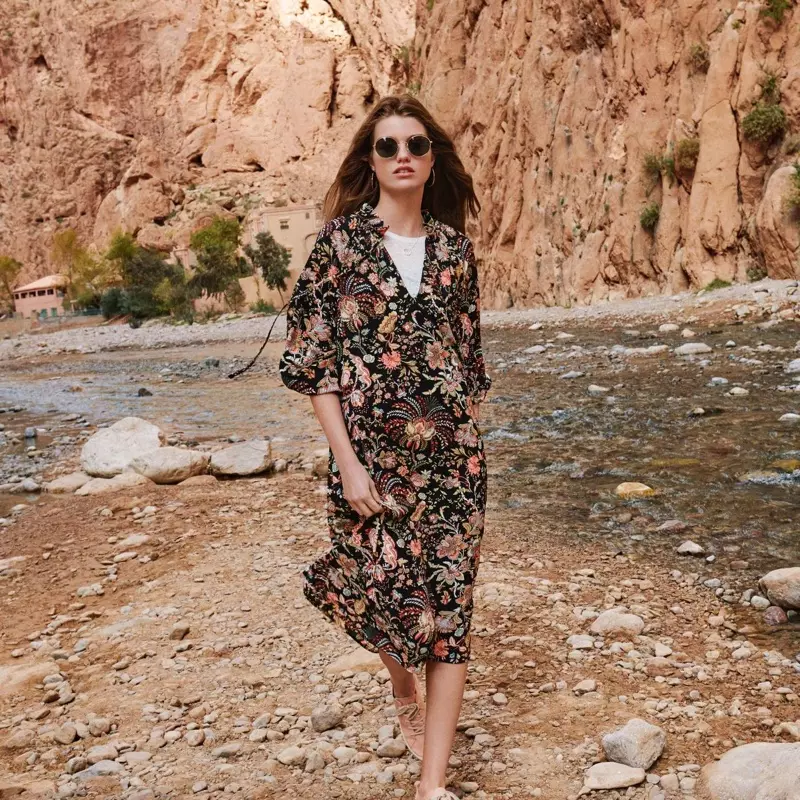 Φόρεμα H&M Crêped, λινό μπλουζάκι με λαιμόκοψη και γυαλιά ηλίου