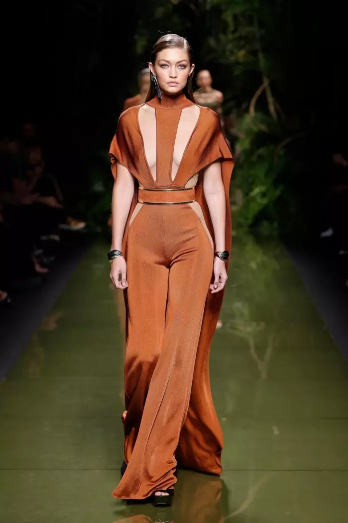 Balmain Spring 2017: Gigi Hadid dạo bước trên sàn diễn trong bộ jumpsuit có mũ