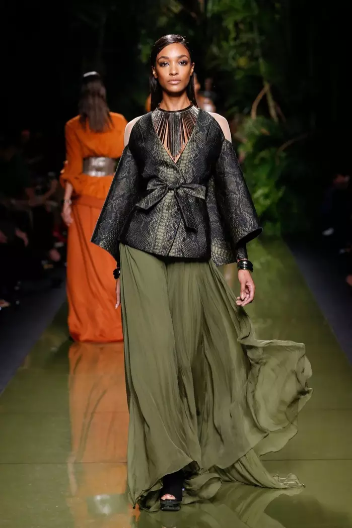 Balmain Spring 2017: Si Jourdan Dunn naglakaw sa runway sa kimono sleeve top ug maxi skirt