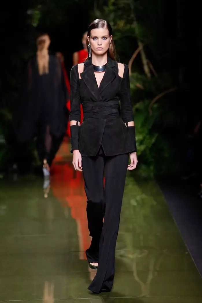 Balmain Spring 2017: modelis iet pa skrejceļu jakā ar izgrieztām detaļām un platām biksēm