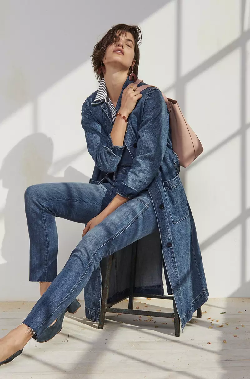 Madewell Denim Duster Coat, ცენტრალური პერანგი Gabriel Stripe-ში, გამხდარი კომბინიზონი Kemp Wash-ში, Shapes Statement საყურეები, საშუალო სატრანსპორტო ტოტა და Raquel Pump ზამში