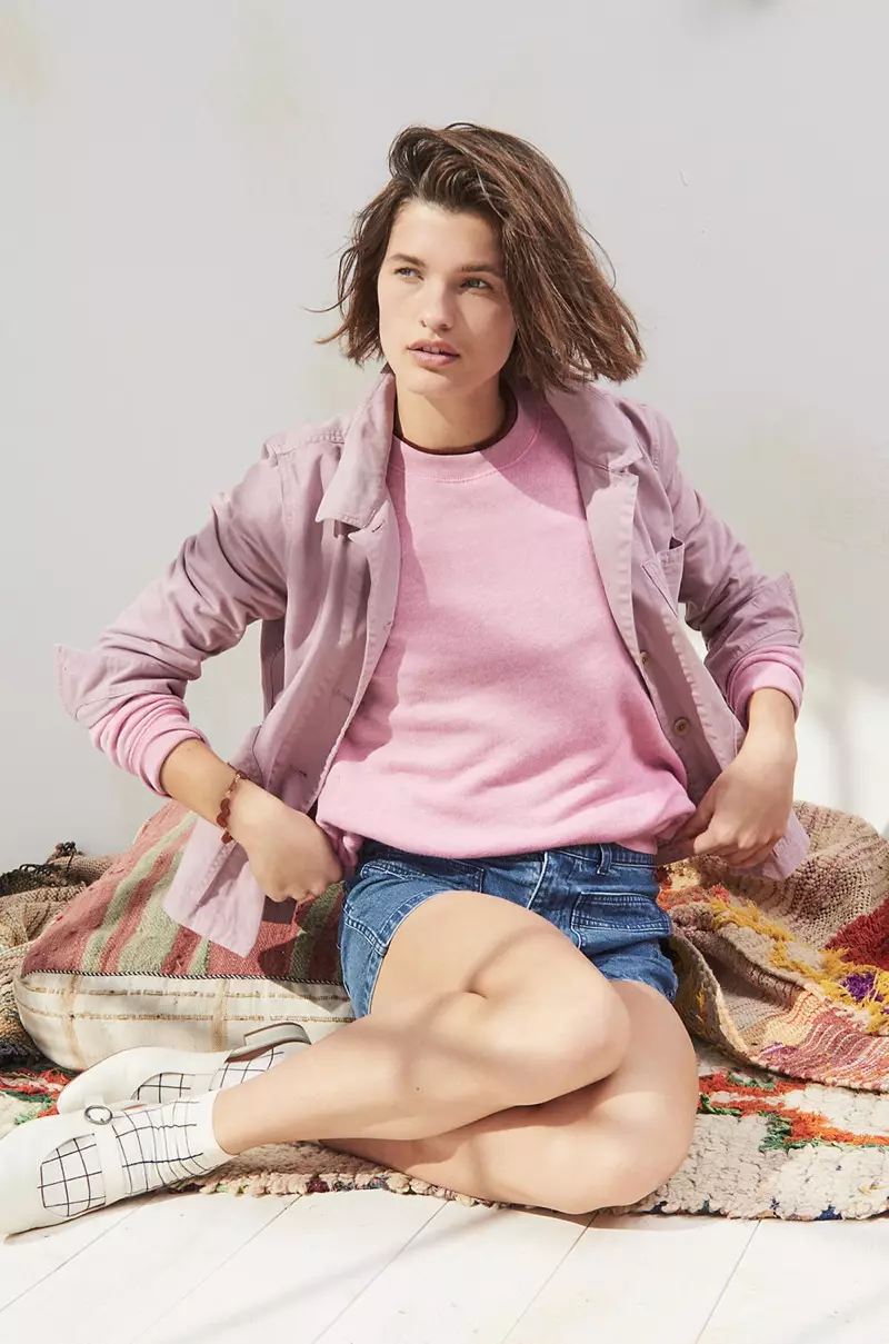 แจ็คเก็ต Madewell Warren, เสื้อสเวตเตอร์ Mainstay, เสื้อยืด Velour Crewneck ใน Izzy Stripe, กางเกงขาสั้นผ้าเดนิมสูง: Peach Pocket Edition และ The Kinley Mary Jane Mule