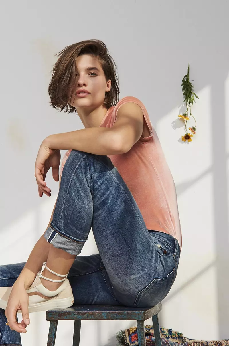 Оксамитова футболка Madewell з круглим вирізом, прямі джинси в стилі Cloverdale: Selvedge Edition і кросівки Madewell x Vans Old Skool на шнурівці