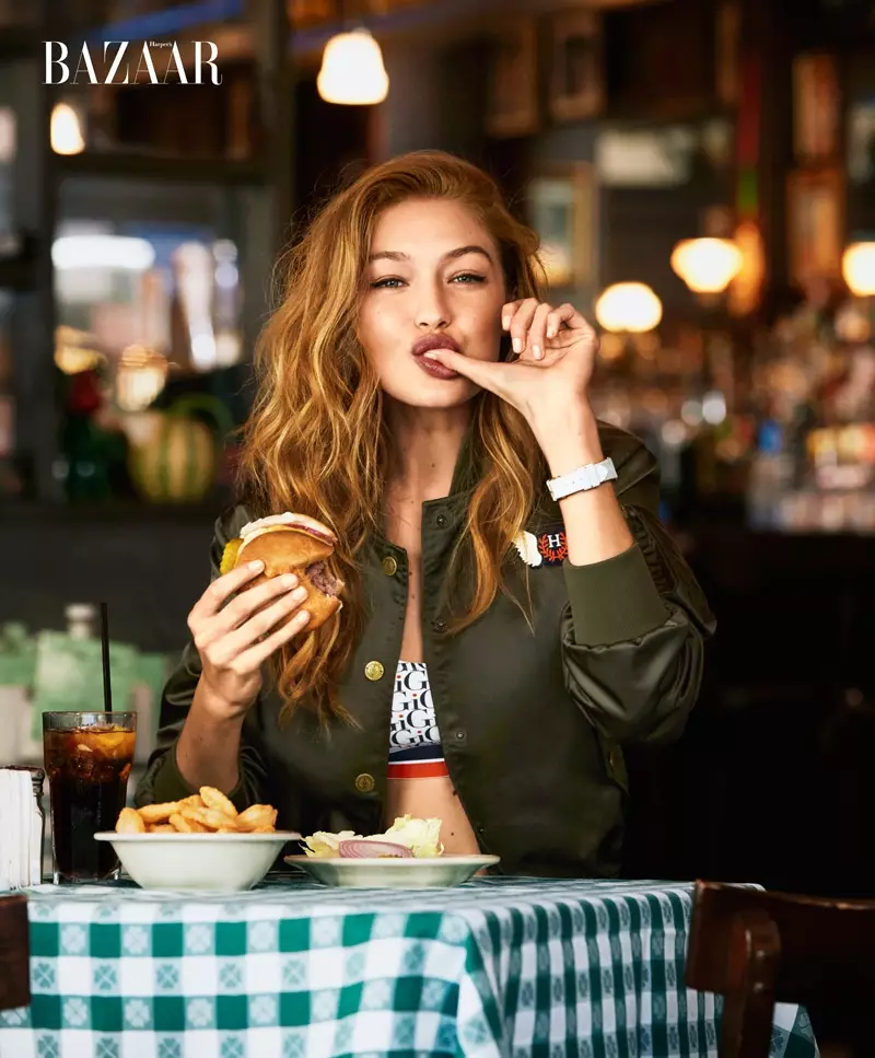 Gigi Hadid trägt Tommy Hilfiger x Gigi Bomberjacke und Bralette