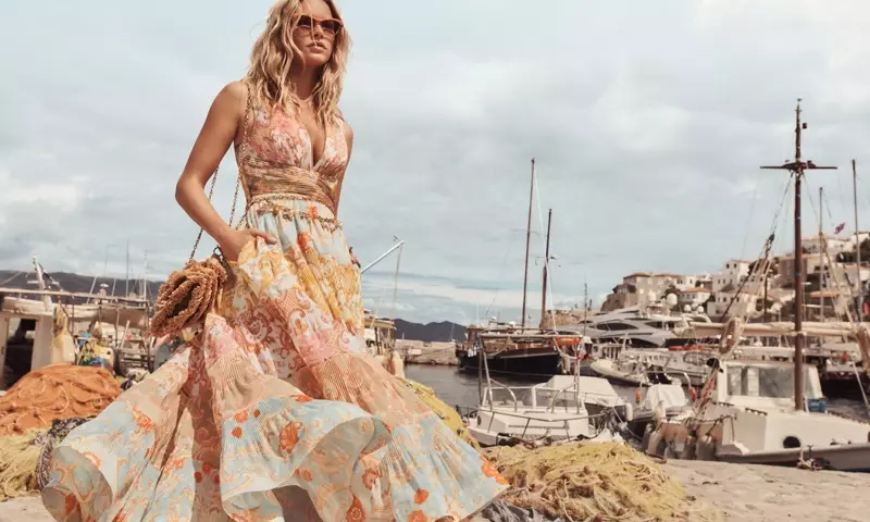 Pohľadnicové skladané šaty Midi sa objavili v kampani Zimmermann resort 2022.