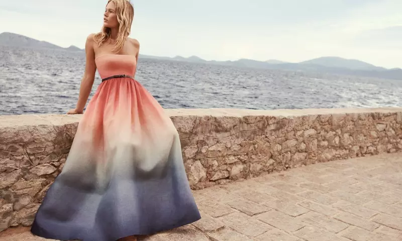 Анна Юерс моделює сукню омбре в кампанії Zimmermann’s resort 2022.