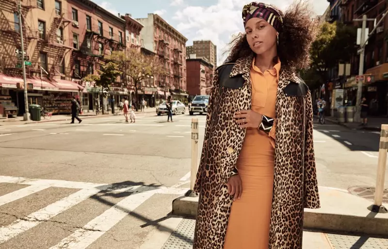 由 Jason Kim 拍攝，Alicia Keys 在紐約街頭擺姿勢
