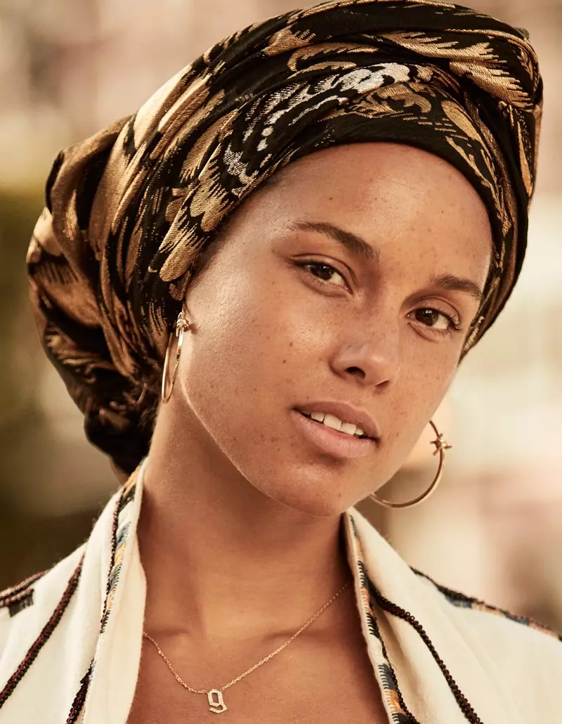 Alicia Keys nosí minimální make-up s kruhovými náušnicemi a šátkem