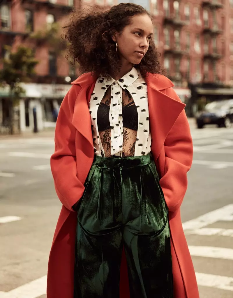 Alicia Keys posa in cappotto rosso, top trasparente e pantaloni verdi