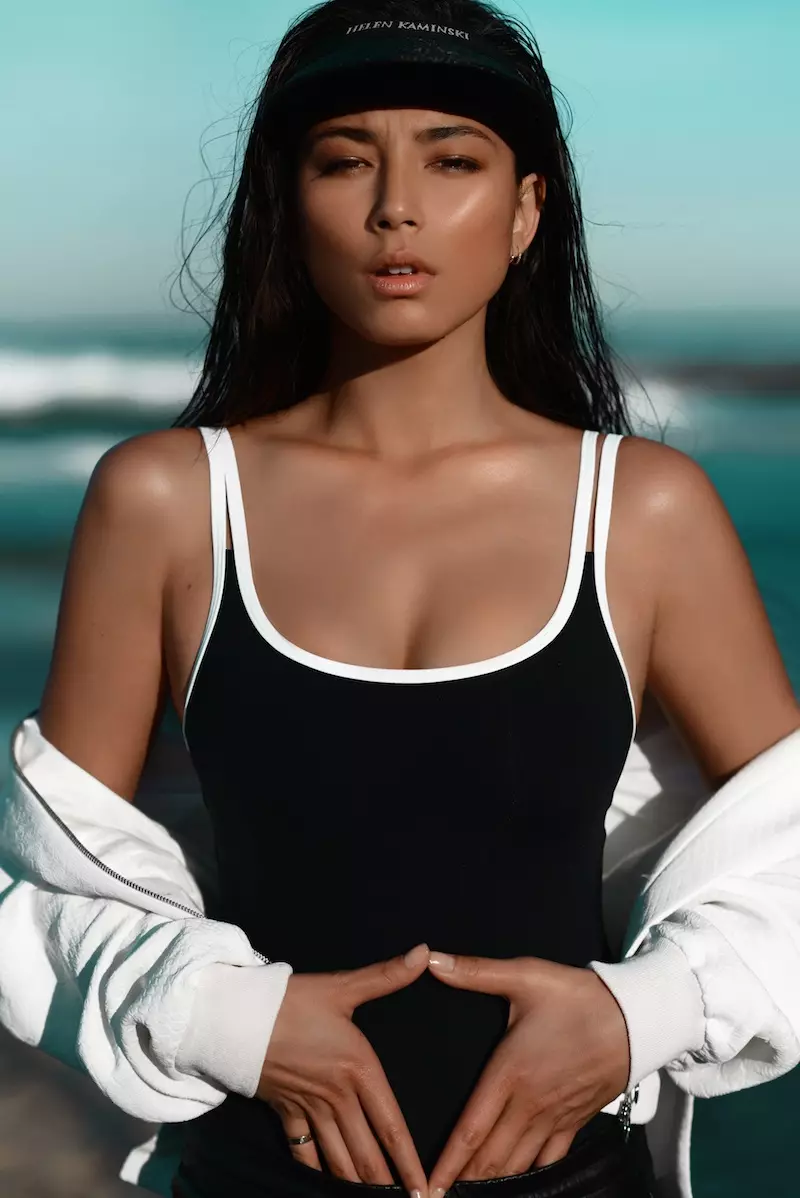 Jessica Gomes yn Barod ar y Traeth yn Saethu David Jones gan Margaret Zhang