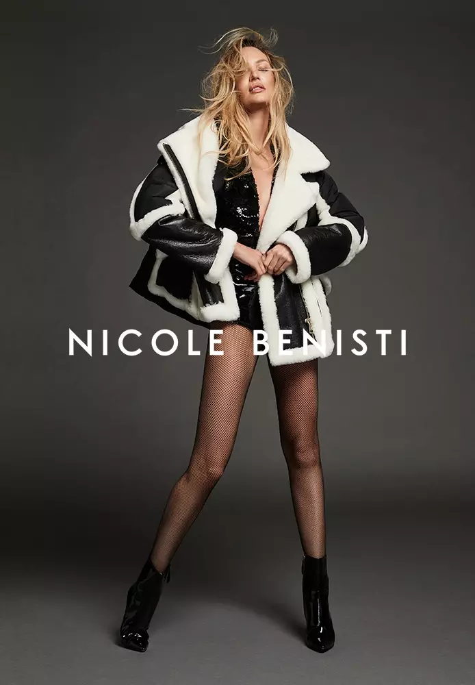 Candice Swanepoel lábát fitogtatva pózol Nicole Benisti 2021 őszi-téli kampányában.
