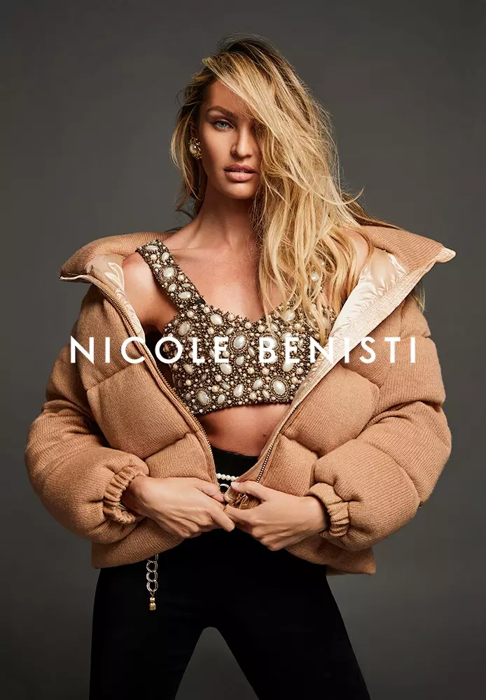 Nicole Benisti pufferkabátot mutat be a 2021-es őszi-téli kampányban.