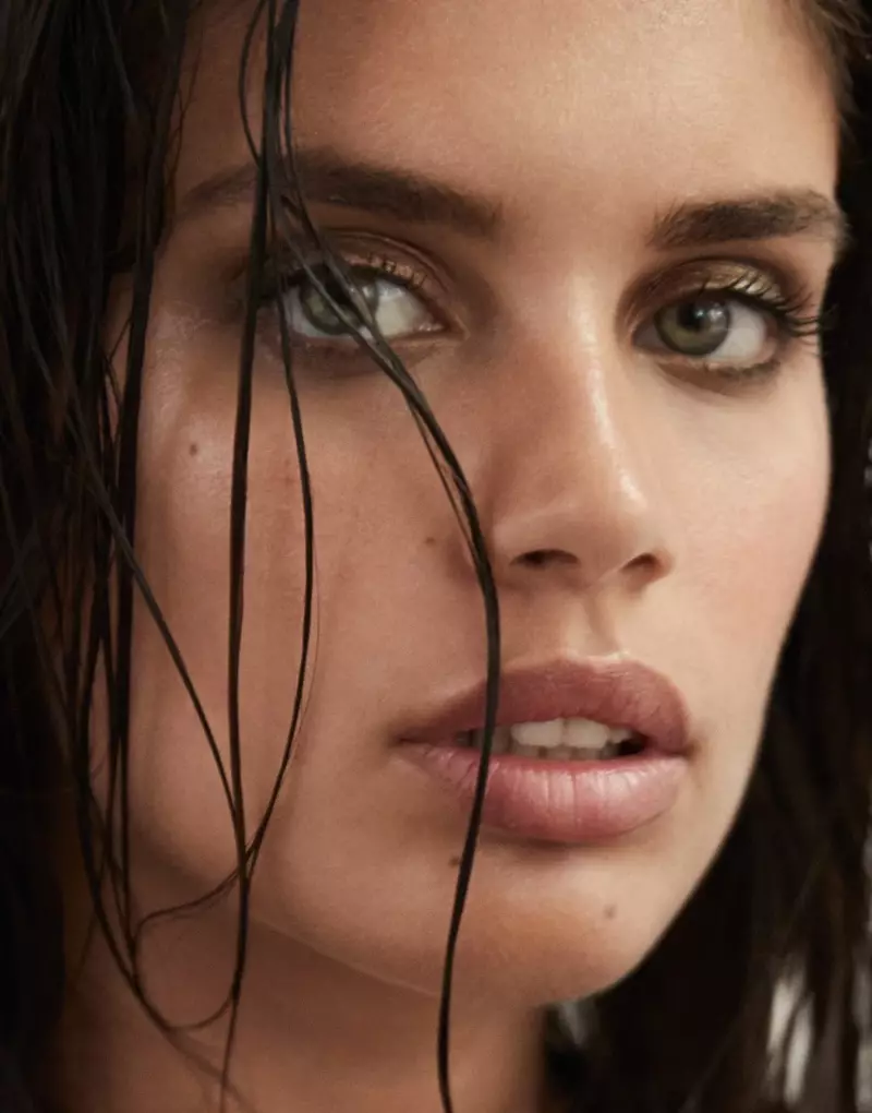 Model Sara Sampaio verbluft in deze close-upfoto