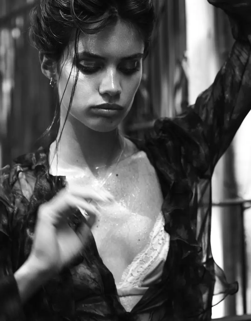 Moderi ya Sara Sampaio yacapishijwe Givenchy blouse hamwe na Dolce & Gabbana bra