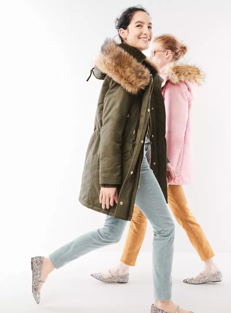 (Слева) J. Crew Perfect Winter Parka, водолазка в рубчик из итальянского кашемира и 9