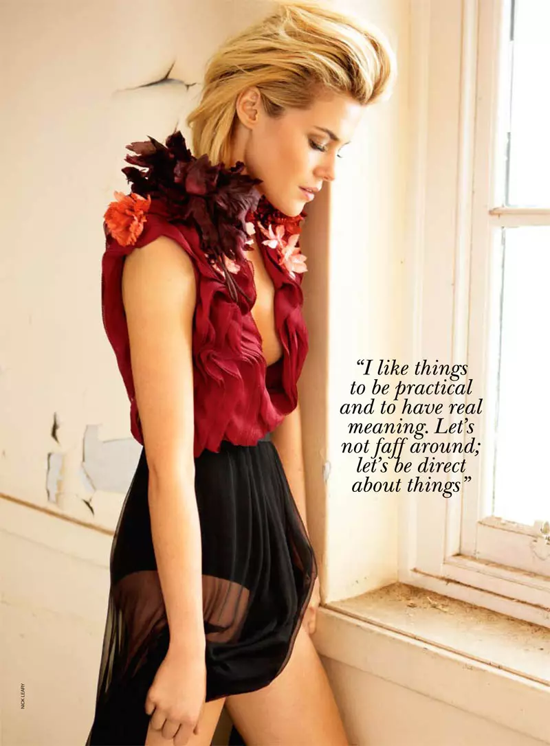 Rachael Taylor ใน Gucci สำหรับ Vogue Australia สิงหาคม 2011