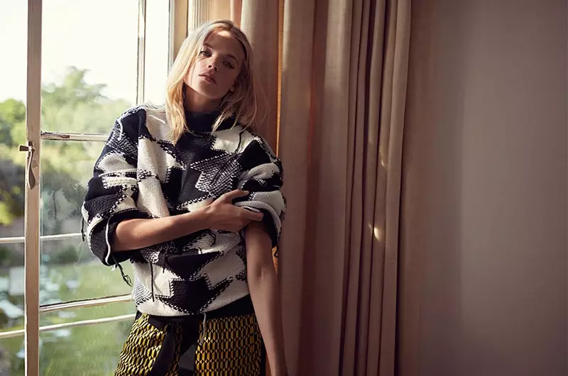 O le tamaitai fai pese o Gabriella Wilde o loʻo ofuina le ofu mafanafana o Stella McCartney ma le ofuvae o Fendi