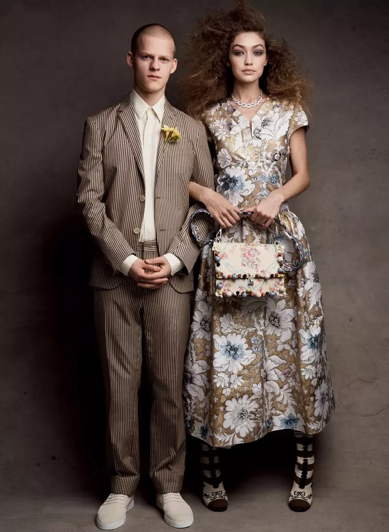 Yn sefyll gyda Lucas Hedges, mae Gigi Hadid yn modelu ffrog, bag ac esgidiau brocêd Fendi