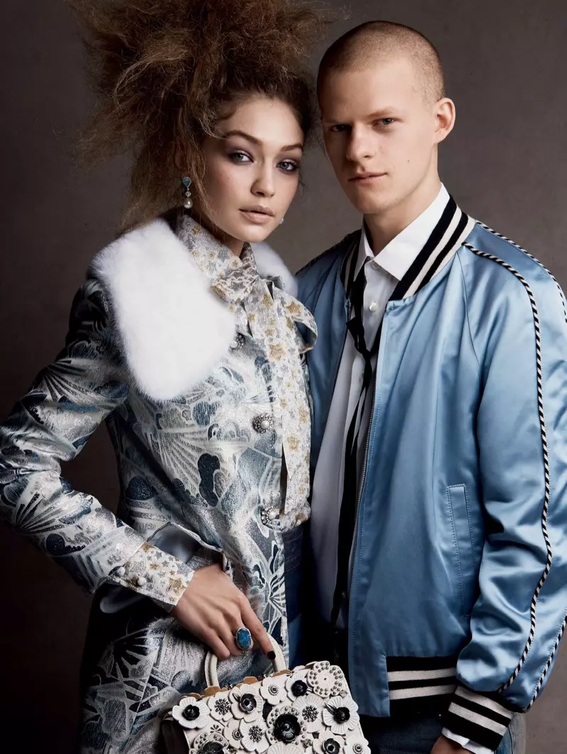 Gigi Hadid modellen Marc Jacobs jas, blouse en rok met Coach 1941 tas