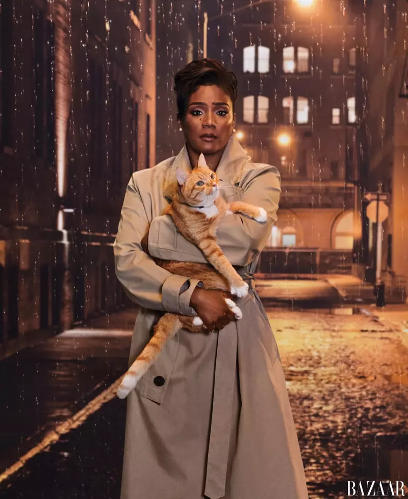 Tiffany Haddish, ktorá pózuje s mačkou, nosí trenčkot Hermès s náušnicami Tiffany & Co.